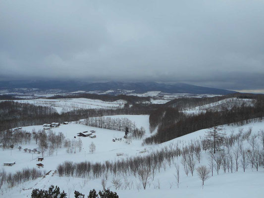 「宇宙展望台」の一番上に登って見えた雪原風景　向こうには藻琴山が雲のなか