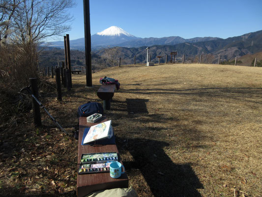 ここでも富士山ではなく、正面に見える大野山を描く　大野山というとファミリーハイキング的なイメージが強いが、なんのなんの、正面から見据えるととても立派な山です
