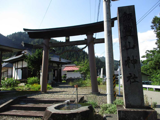 入山前、一ノ木の集落にある「飯豊山神社」に安全登山祈願をしに訪ねました