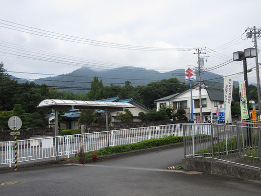 朝にはまだすっぽり霧のなかだった西山　登り始める頃に、ようやく山頂部までガスが上がってきた