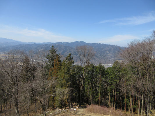 こちらの山は城峰山のようだ 宝登山に行った時、一度スケッチしているので山の形には何となく覚えがある
