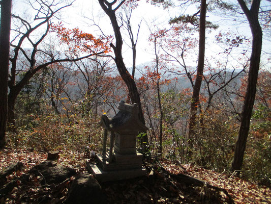 昔、山の謂れの「一本松」があったところにある石祠