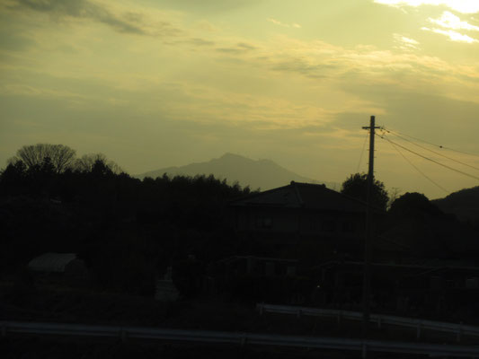 車窓からは夕方の陽に筑波山のシルエット