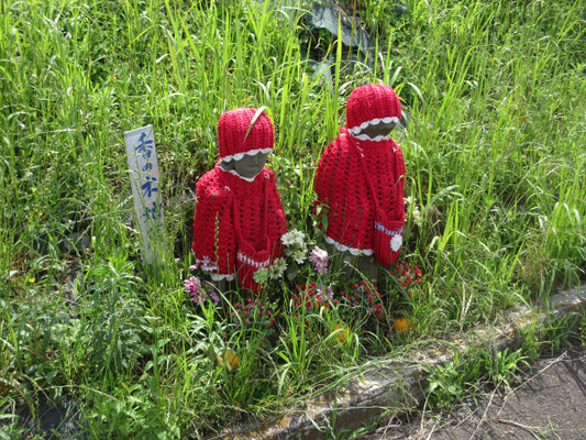 大事にされているお地蔵様　でもちょっとこの日は衣替えした方がよさそうな暑さであります