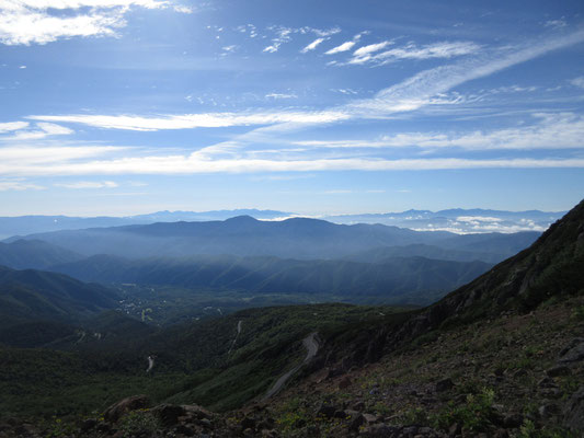富士見岳の鞍部に回り込むと、遠くの八ヶ岳や南アルプス方面まで見えた