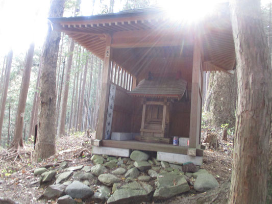 途中に建立された立派な林業者の祠