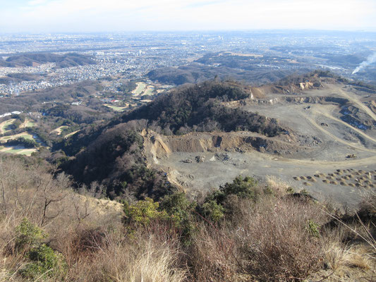 休日で静かな採石場　どんどん山が低く無くなっていっている