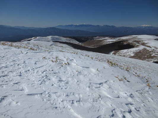 遠くに中央アルプス　右の独立峰は御嶽山　