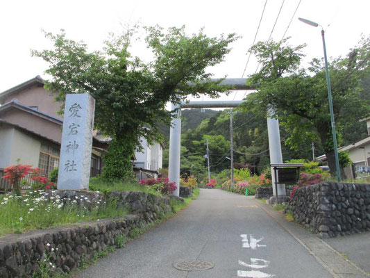 私たちには出口になった愛宕神社の立派な入り口の鳥居