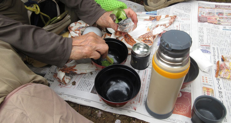 wさんお点前のお茶席！　茶器はプラスチックのお椀使用　軽いし割れない　考えてます