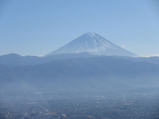 前回は雲に邪魔されていた富士山も、この日はスッキリ