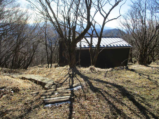 今年の春に再建されたばかりの新しい避難小屋