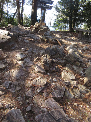 一時間ほど岩峰で休憩し、再び鳳来寺山山頂に戻ると、もう誰も居なかった…