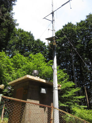 途中、雨量計の脇を抜け…