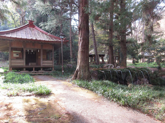 お堂の横にあるパイプから流れ出している何本かの「滝」？　この公園は、野外美術館として数多くの彫刻家たちの作品が随所に設置されている　あまり人気がないのか、人影はほとんどなかったが、それなりに楽しめる静かな場所だと思う