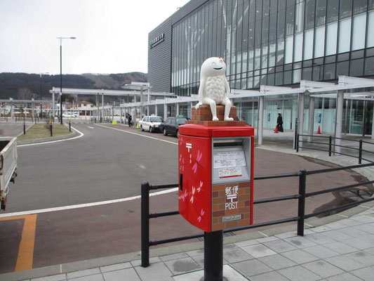 駅前の郵便ポストの上に乗っているちょっと‘不気味な’この物体は何！？