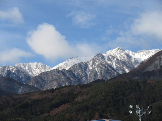 山旅号（ハイエース）に乗って一路、中央道を名古屋方面へ　伊那路通過で白くなった中央アルプス