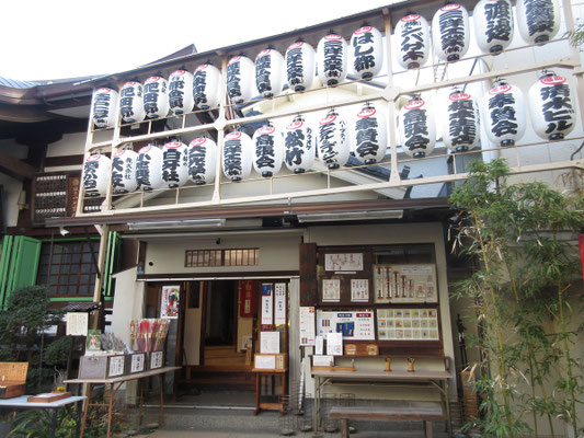 ありました！　土地柄、やはり必須の職人さんの店だった