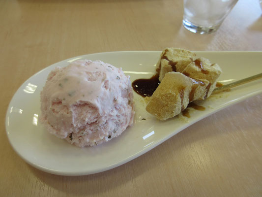 その喫茶室にて、さくらアイスクリームにわらび餅付き　柔らかい口当たりのさくらアイスは塩味がきいた、桜のいい香り　大変美味でした♡