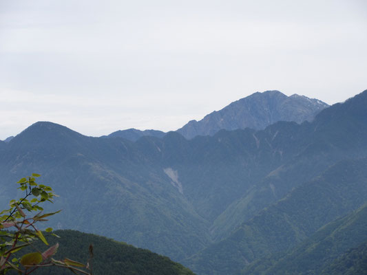 そこから見えた高そうな奥の山は何だろう？　赤石岳のような気もするのだが…？
