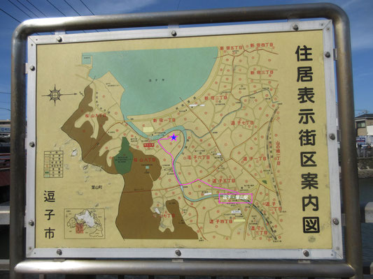 町内の地図　ピンクの線は辿った道のり　おそらく星印のところが映画館