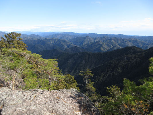 すると、驚く展望！　岩峰地帯となる　注意しながら、昼休憩＆スケッチの場所を確保　この岩峰地点は「瑠璃山」（695ｍ）と言うらしい