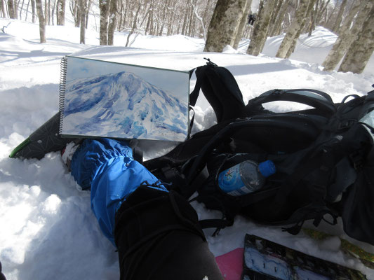 私の目には木立はスルーして向こうの三宝荒神山しか見えない　写真ではあり得ない