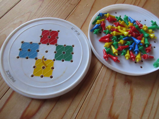 これは裏面の一人遊び用ゲーム　最後にピンが一つのみ残ればいいのだが、持っていく前の日に何気にやったら偶然１本残りとなった　しかしもうそうした事は起こっていない