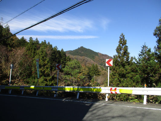 菅井下でタクシーを下りて向こうを見れば、チョンマゲ姿の峰山が…