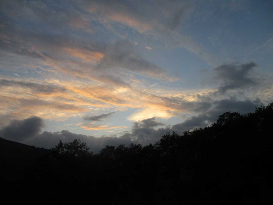 山の鼻から見えた前日の美しい夕焼け雲