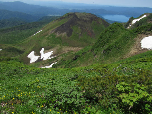 横岳に登り返し、女岳（めだけ）を見る　その眼下の木道のある谷は通称「ムーミン谷」と呼ばれている　そこから登ってきた青年の話では、まだ花には早かったとのこと