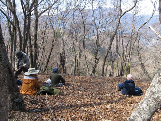 風を避けて北側に回り込み、昼の憩いの時間