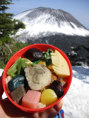 この日は、往路に横川SAに立ち寄り、だるま弁当を購入　珍しく豪華版の昼食　色とりどりにたくさんの味覚が味わえ大変美味だった　空いた器は、だるまの口からお金を投入する貯金箱