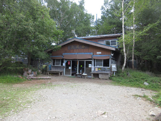 夜叉神峠小屋に到着　着いた時は人影もなく静かだったが、次第に次々と登山者が来てはここで休憩し再び出発