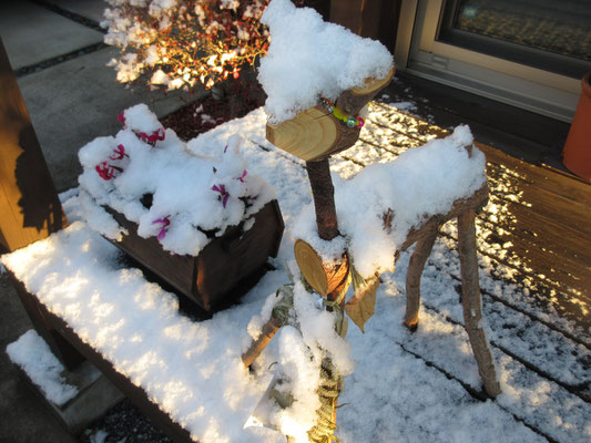 キリンではありません　子鹿のバンビ（釈迦堂PA下りで購入）も雪の帽子