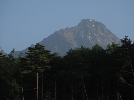 明けて翌朝のロッジ山旅界隈のお散歩　八ヶ岳の赤岳クッキリ