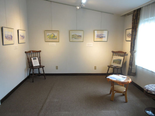 揃った額が並んできれいな展示