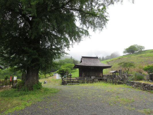 鎌倉時代に建立された長野県内最古級の木造建築の「福徳寺」