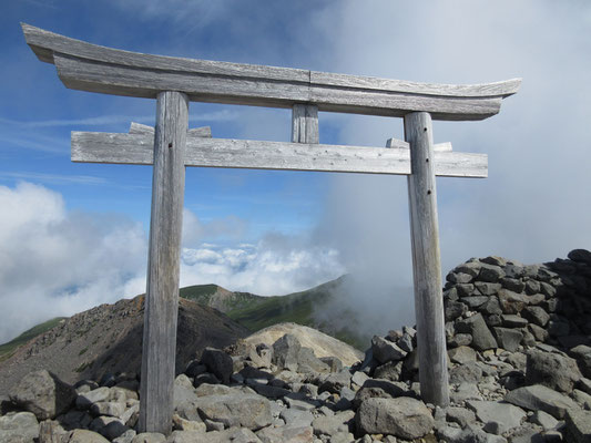 山頂の乗鞍奥宮の鳥居