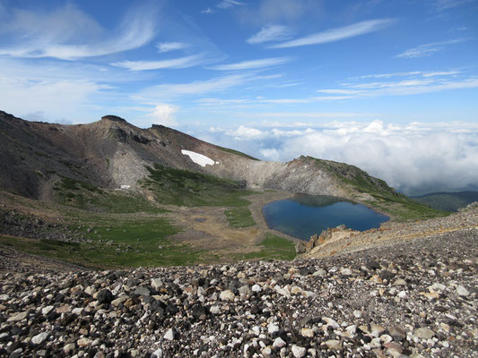 かなり登ってくると、剣ヶ峰から向こう側の稜線と権現池が見えてくる　