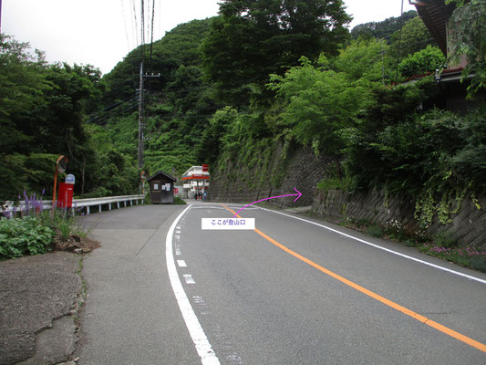 国道413号と登山道への林道入口　わかりにくいが、現在はENEOSガソリンスタンドが目印になりそう