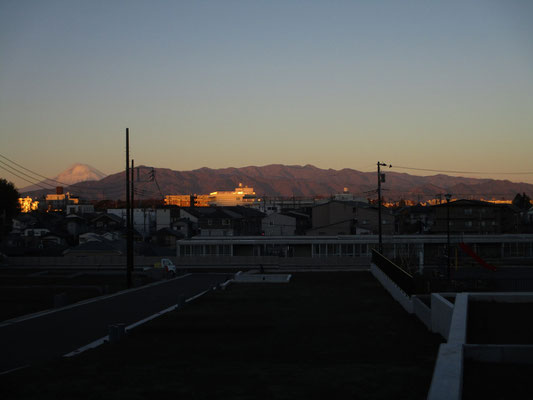 立派な丹沢山塊、左手にはこの時はまだ少し雪のかぶった富士山　お正月はこの雪も殆どなくなってしまった