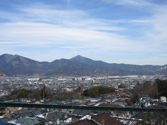 ちょっと急な下り車道を慎重に降りた先に見える丹沢山塊の眺望 右のピラミダルな山頂は大山 右に長くて美しい南稜が流れている