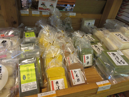 さすが米どころ　所狭しといろんなお餅がいっぱい