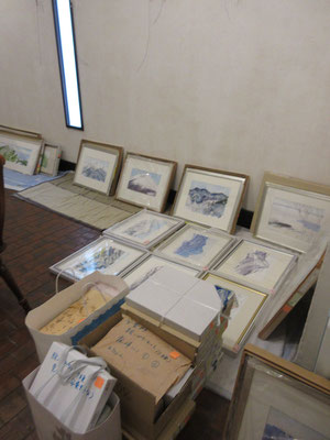 まずは絵の選択　実際展示する数の倍以上運び込んでいたので、どれにするかが悩みだったが自ずと決まっていくもので不思議