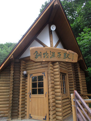 釧網本線でも印象的な駅舎の釧路湿原駅　しかしこの日は無風の蒸し暑さで、やってくる列車を待っている間にも何百という蚊の襲来　北海道の蚊は又デカイのです