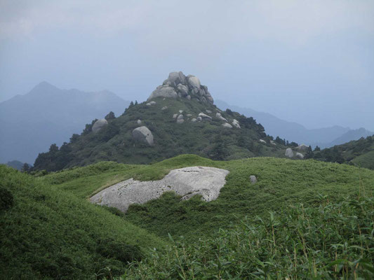 山頂付近から眺めた奇岩の奥山の一つ