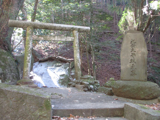 林道脇の沢がそのままご本体の大釜弁財天