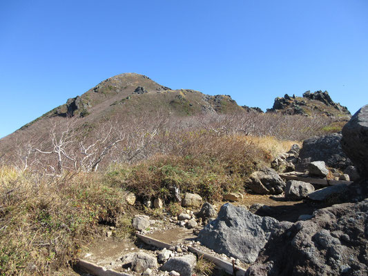 樹林限界を越えた、火山特有のがれ場をこれから一気に山頂目指して登る