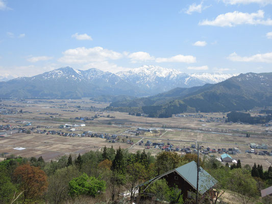 次には塩沢石打SAから景色を眺めていて目星を付けていた高台を目指して走り、ドンピシャでその場所に辿り着く